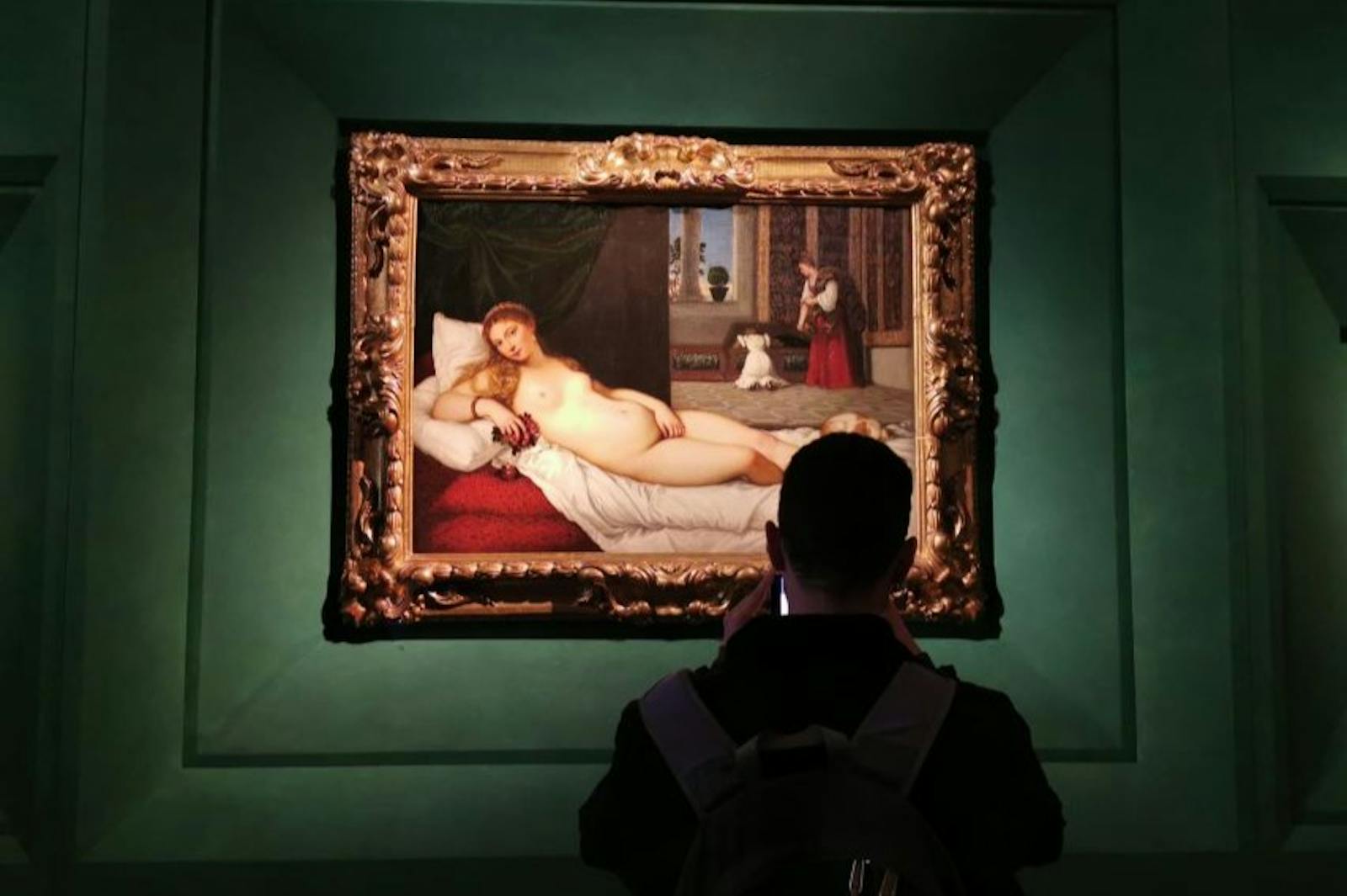 Kävijä kuvaamassa Botticellin Venusta Galleria degli Uffizeissa