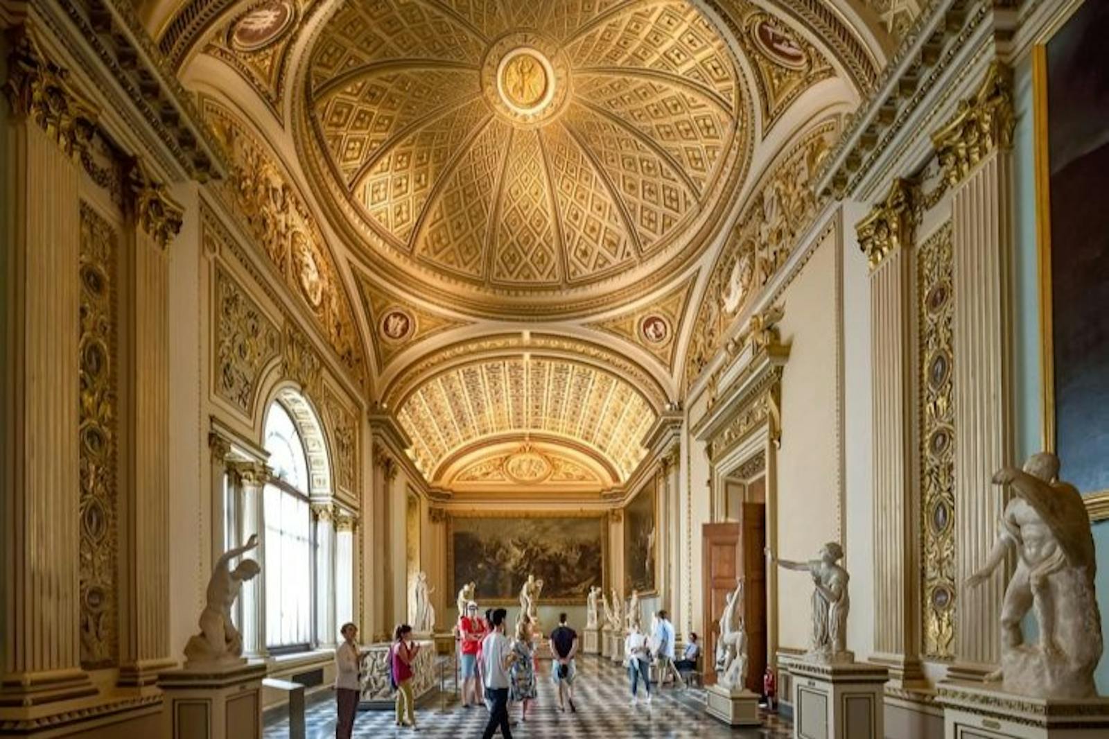 Majesteettinen sisäkatsaus Galleria degli Uffiziin