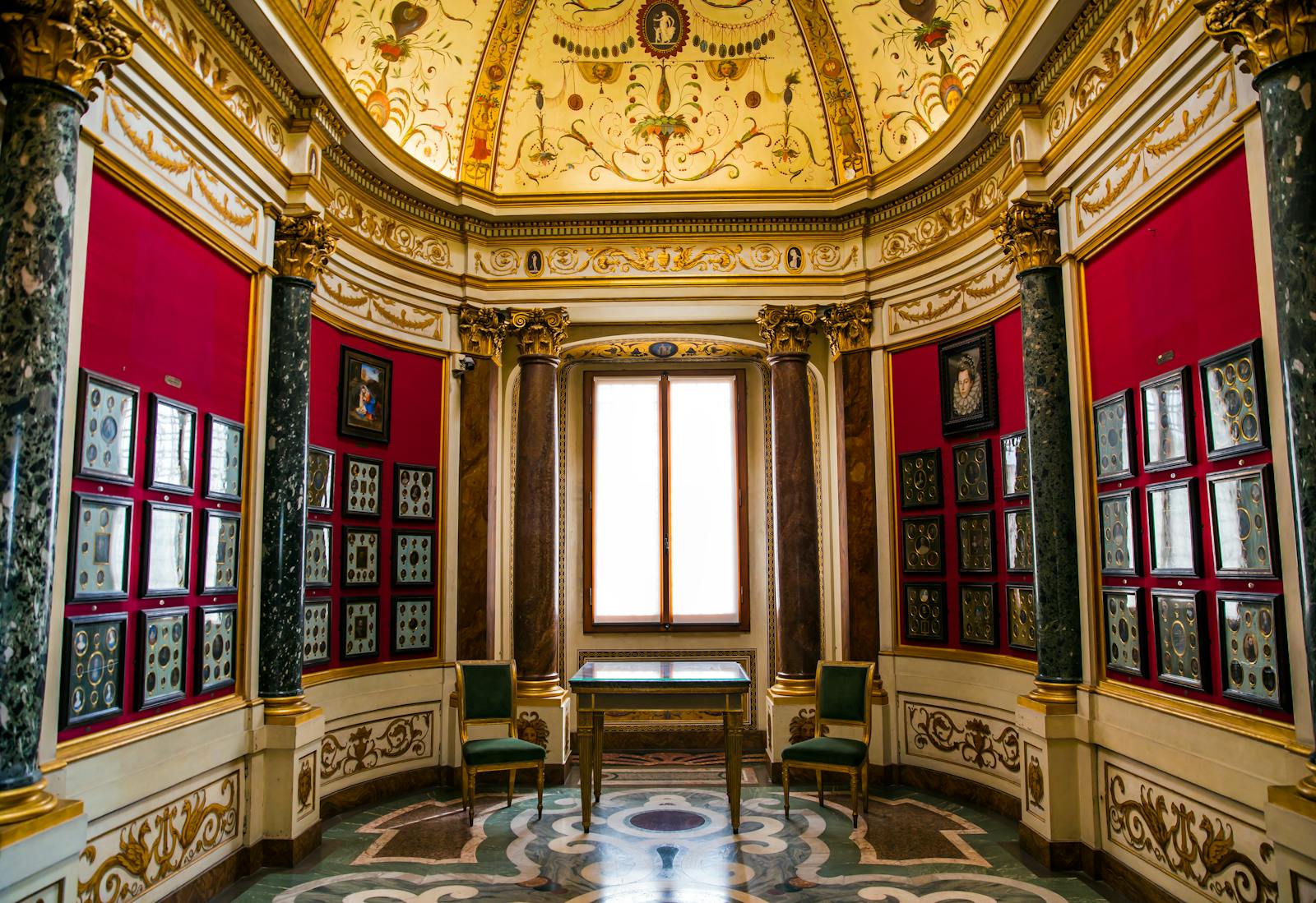 Uffizin gallerian sisäkatsanta sen punaisilla seinillä