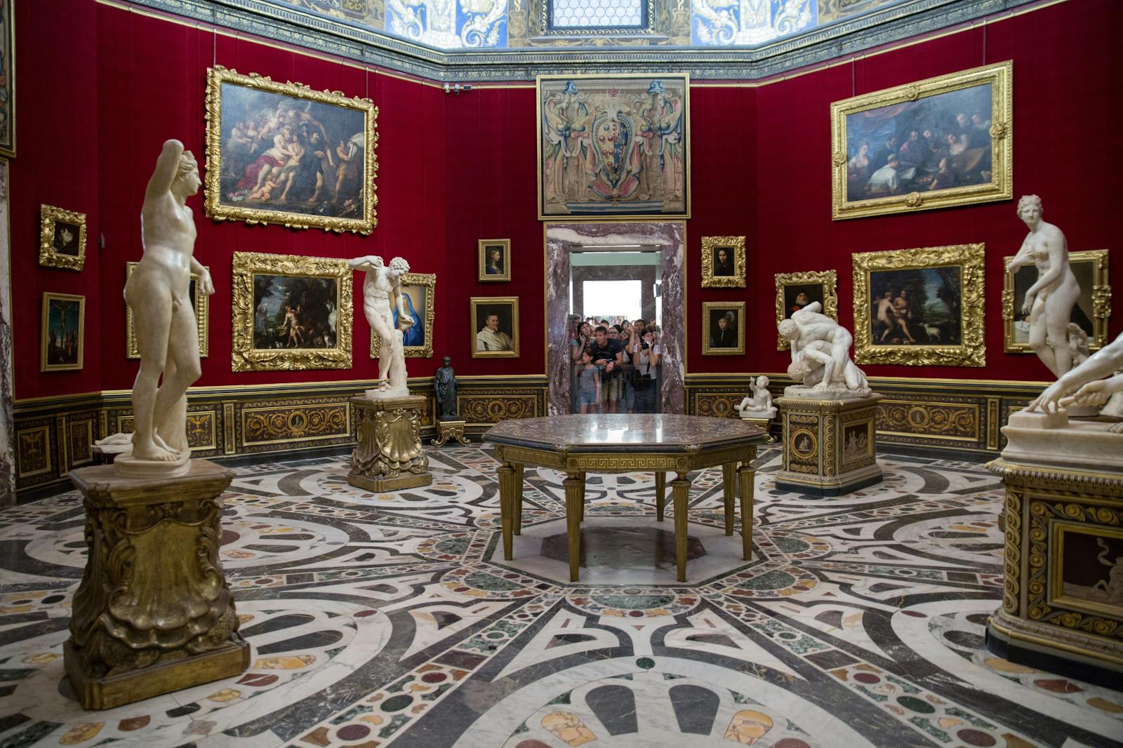 Az Uffizi Galéria belső nézete szobrokkal és festményekkel
