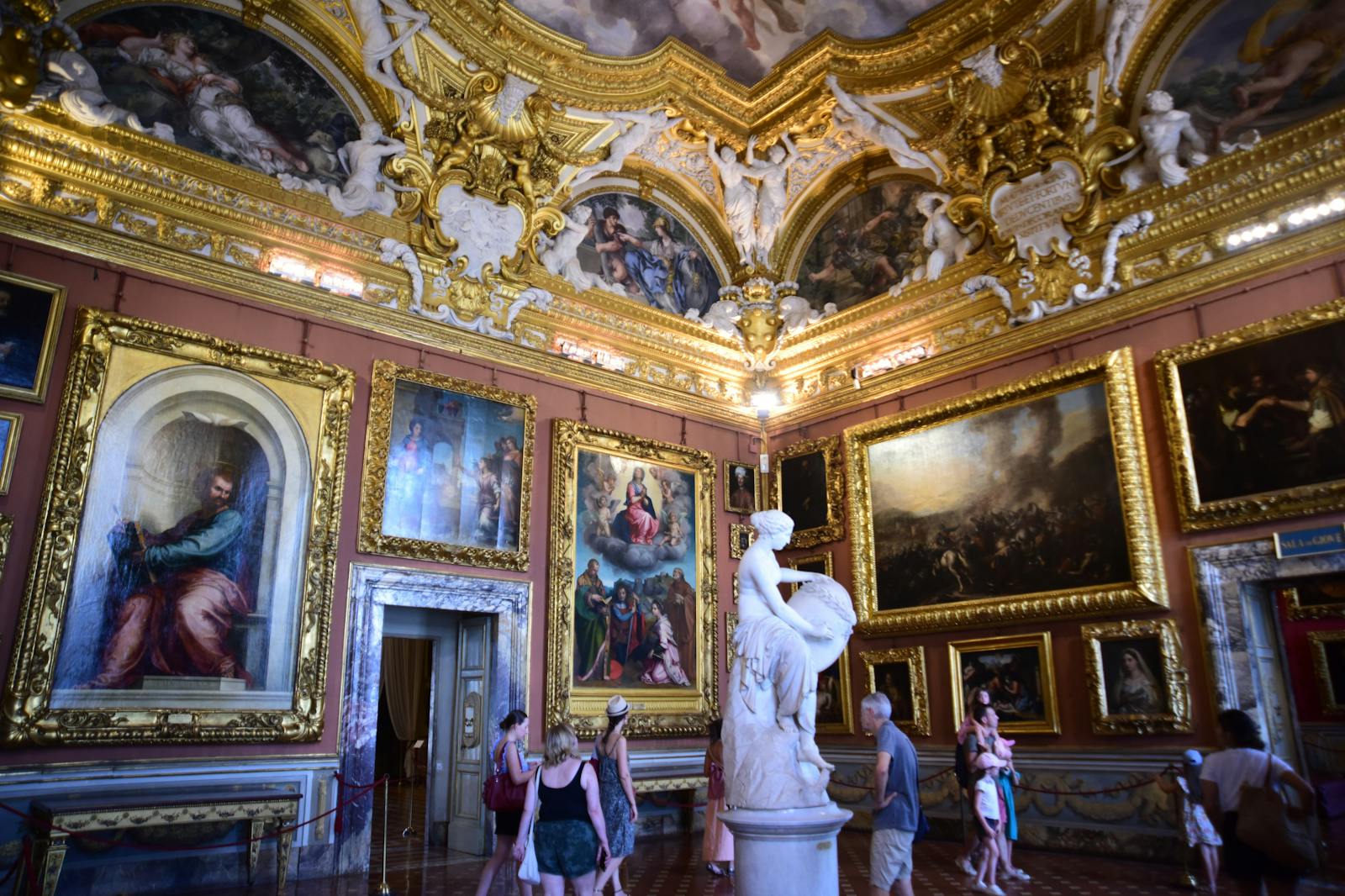 装飾豊かなウフィツィ美術館の内部