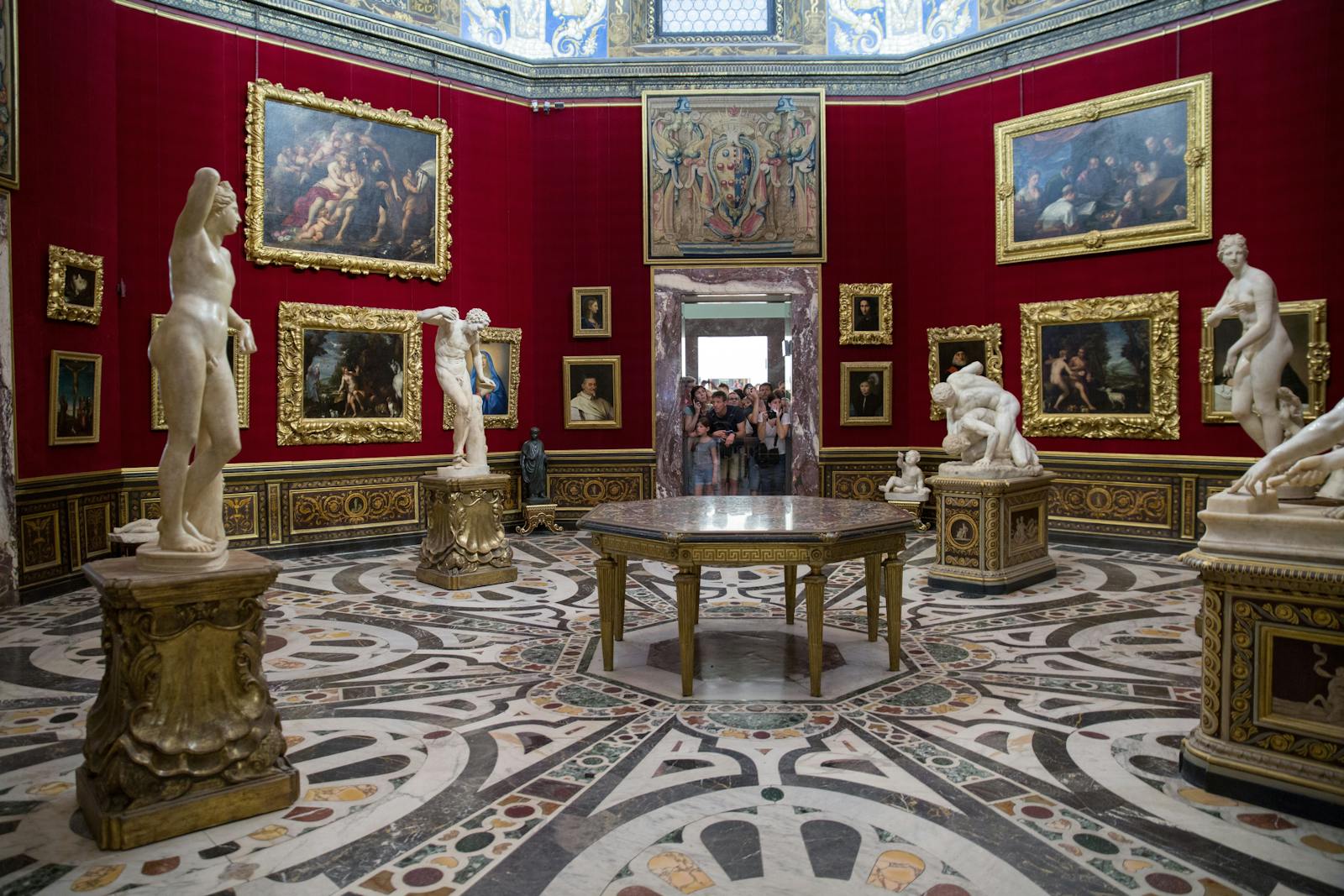 Interiør av Uffizigalleriet med statuer