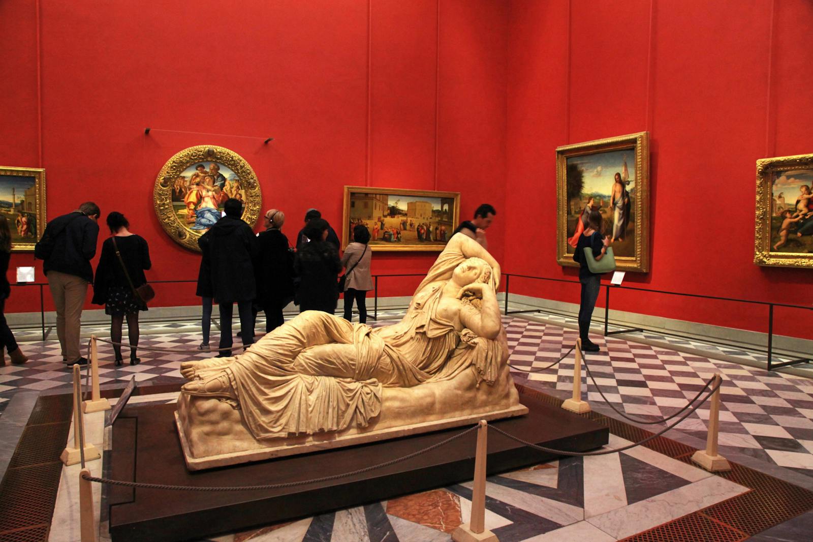 Innendørs utsikt fra Uffizi-galleriet med statue