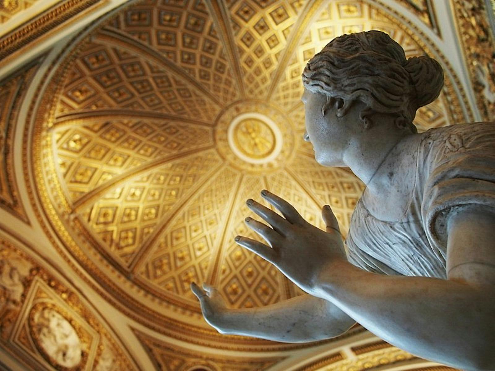 Marmorstatue sett fra neden under Uffizigalleriet