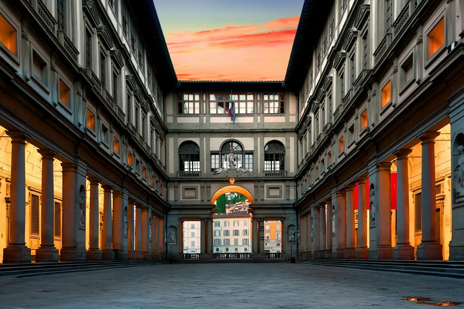 Symmetrisk interiørutsikt av Uffizigalleriet ved solnedgang