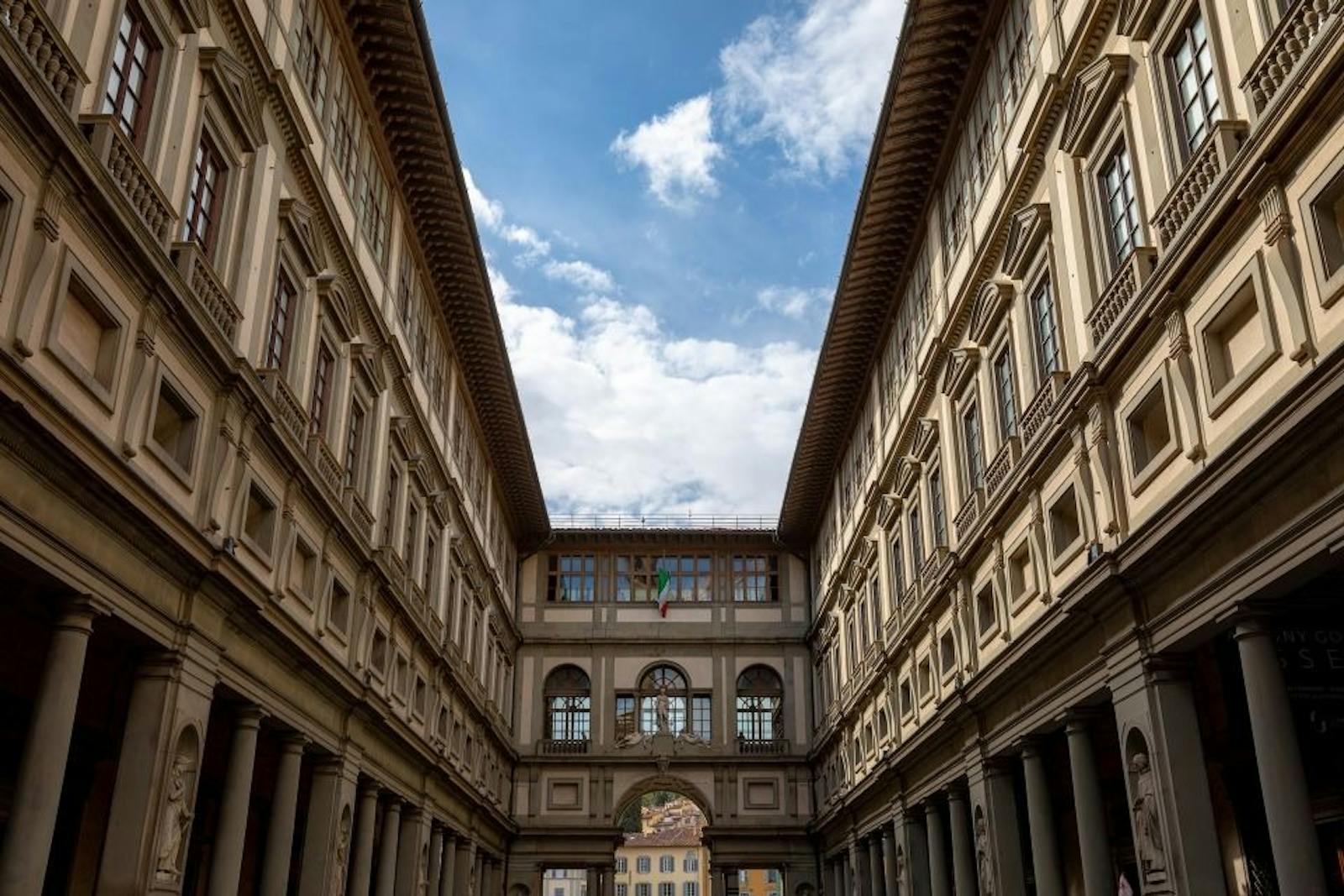 Widok od dołu Galerii Uffizi