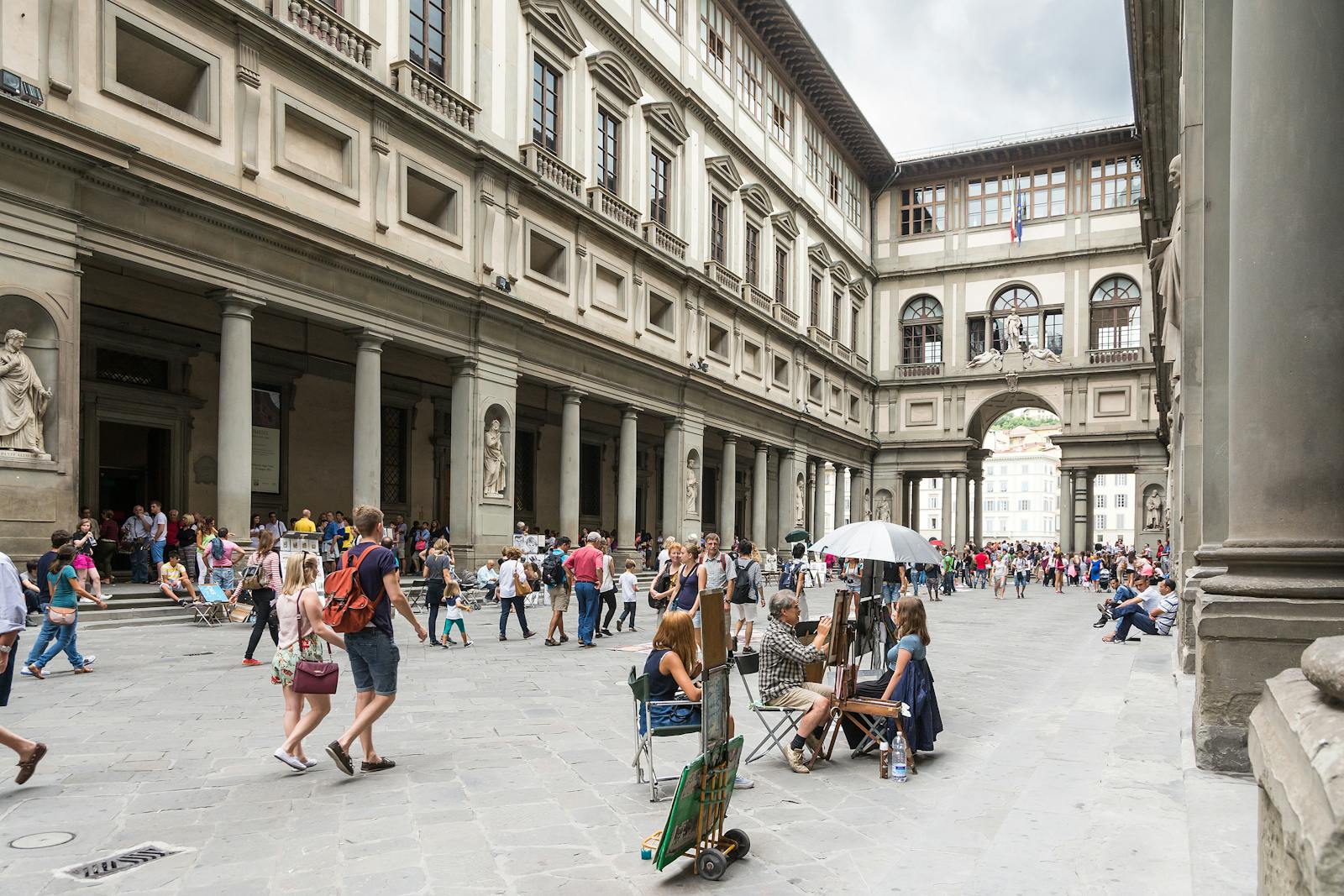 Livlig inre vy av Uffizigalleriet