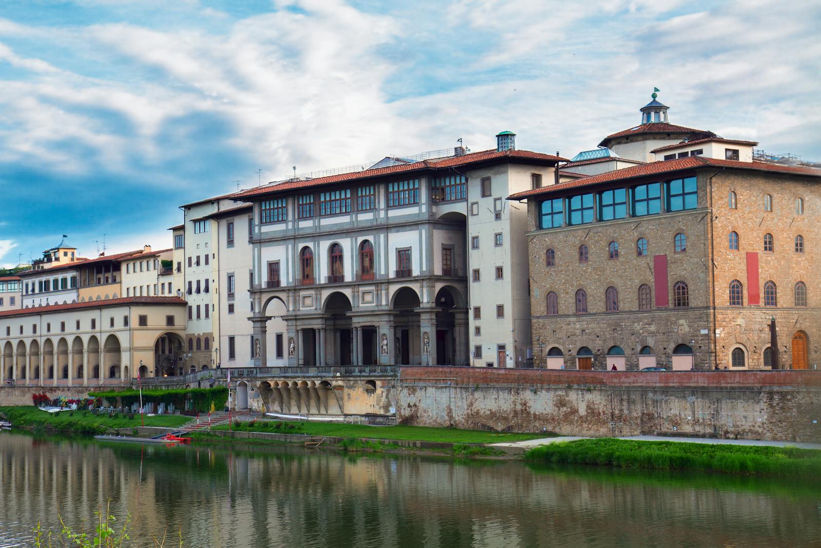 Sidovy av Uffizigalleriet över Arno